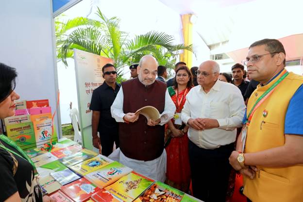 केन्द्रीय गृह एवं सहकारिता मंत्री श्री अमित शाह ने आज गुजरात के सूरत में हिंदी दिवस समारोह-2022 एवं द्वितीय अखिल भारतीय राजभाषा सम्मेलन को संबोधित किया